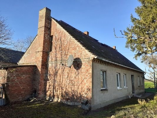 Südgiebel und Osteite des Hauses.jpg