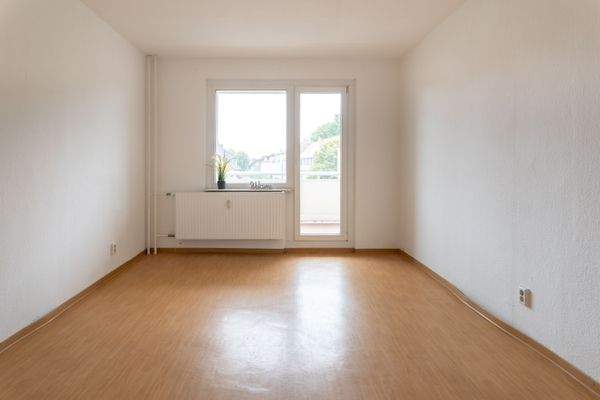 5-Wohnzimmer mit Zugang Balkon.jpg