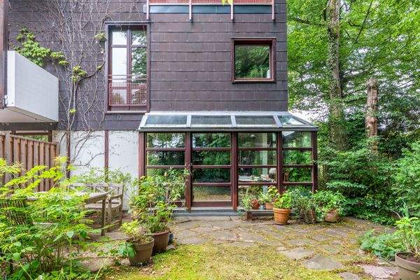 Große Fensterfront.