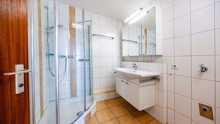 Bad mit Dusche und Waschmaschinenanschluss