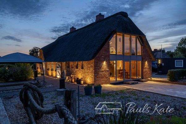 Ostseite mit zweigeschossiger Glasfassade