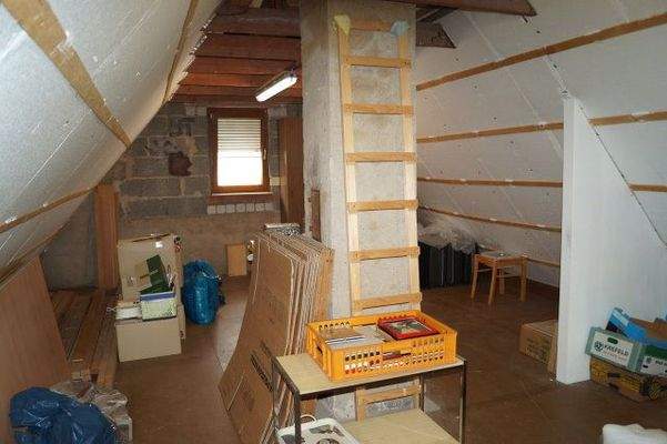 gut zugänglicher Spitzboden f. Lagerung o. Ausbau