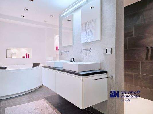 Badezimmer mit Dusche und Eckwhirlpoolwanne