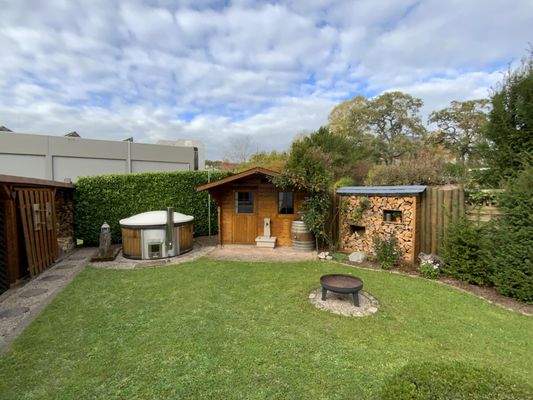 Garten mit Whirlpool und Gartenhaus