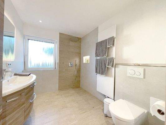 Geräumiges Badezimmer im EG
