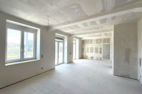 Heller Wohnraum mit großem Balkon