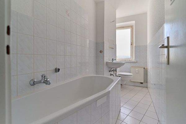 Tageslichtbad mit Wanne und WC