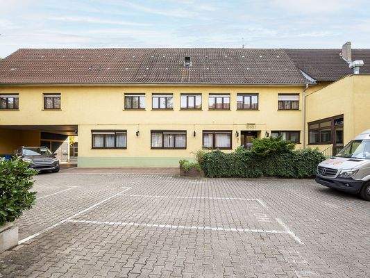 Fassade Stellplätze