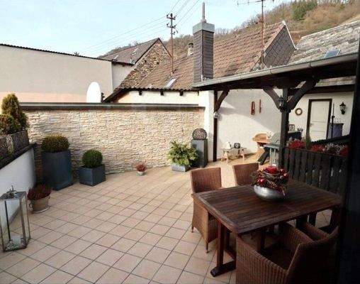 sehr große Terrasse, teilweise überdacht 