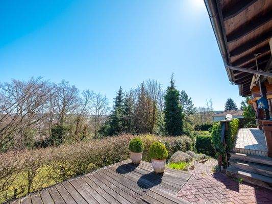 2. Terrasse hinter Haus