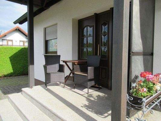 Überdachter Hauseingansbereich