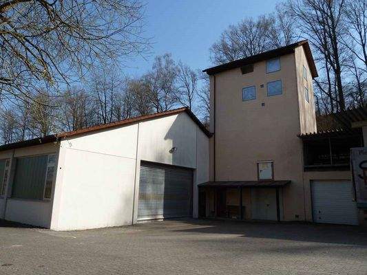 Westansicht mit Anlieferung und Silo