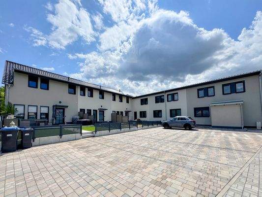 Rückansicht - Stellplätze & Hof