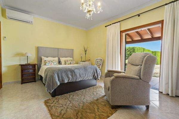 Schlafzimmer mit Zugang zur Terrasse