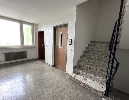 Treppenhaus und Fahrstuhl