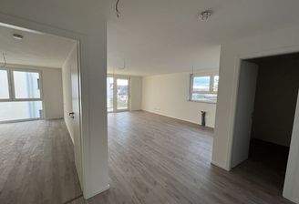 Flur und Blick ins Wohn-und Esszimmer