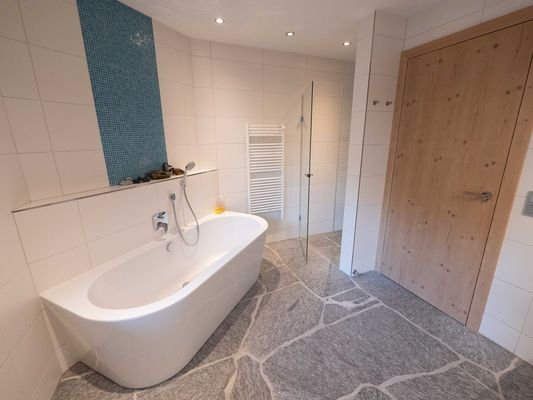 Dusche und Bad im Gästezimmer