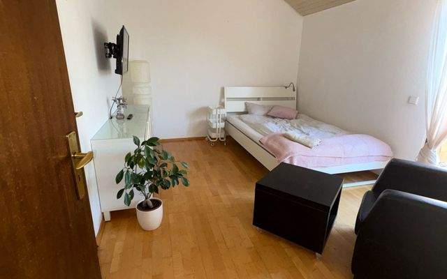 möbliertes WG Zimmer mit eigener Dusche bei urbanbnb.jpg