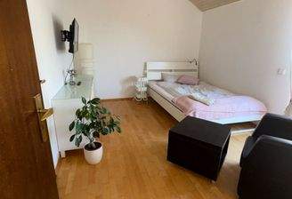 möbliertes WG Zimmer mit eigener Dusche bei urbanbnb.jpg