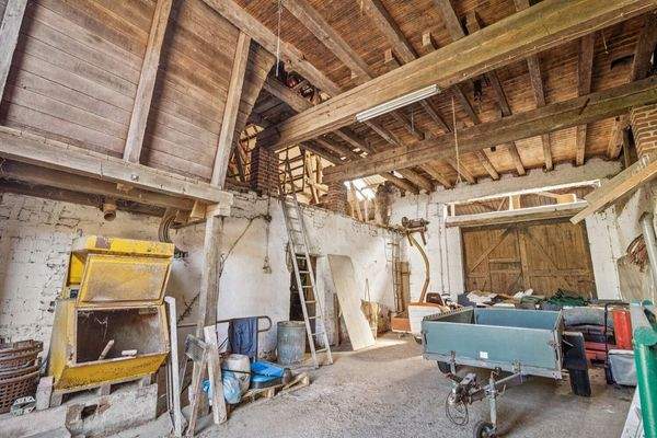 Scheune zur Straßenseite mit ehemaligem Heuboden