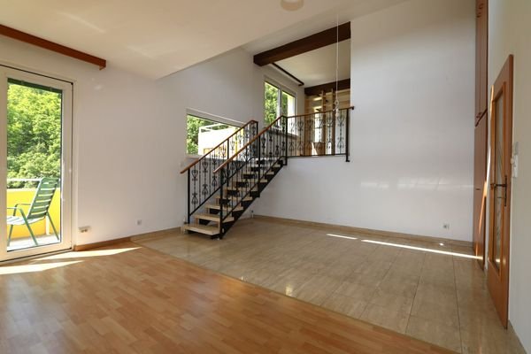 Wohn-/Esszimmer mit Galerie und Zugang zum Balkon