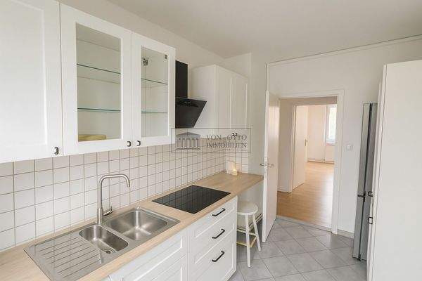 Praktische Einbauküche mit Essbereich