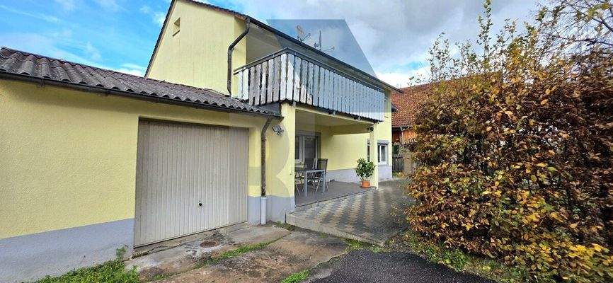 Hausansicht mit Garage und Terrasse