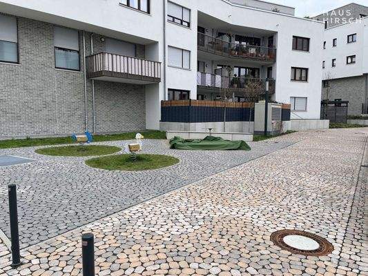 Spielplatz neben Gebäude