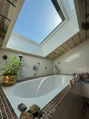 Badewanne unterm Dachfenster