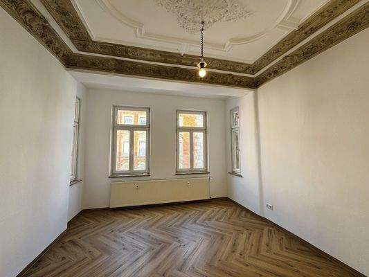 Helles Zimmer mit Stuckdecke