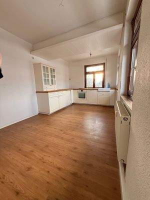 Helle Küche mit Holzboden