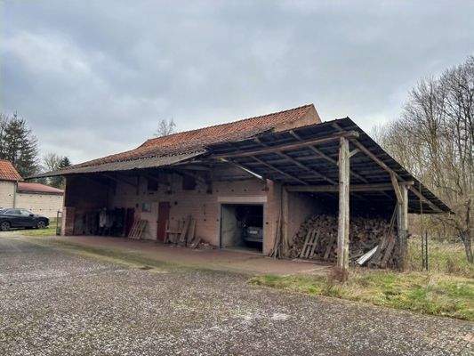 Hofauffahrt mit Nebengebäude