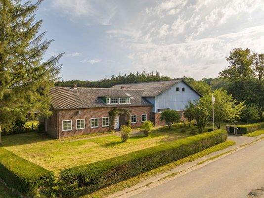 Blick auf die Vorderseite des Hofensembles