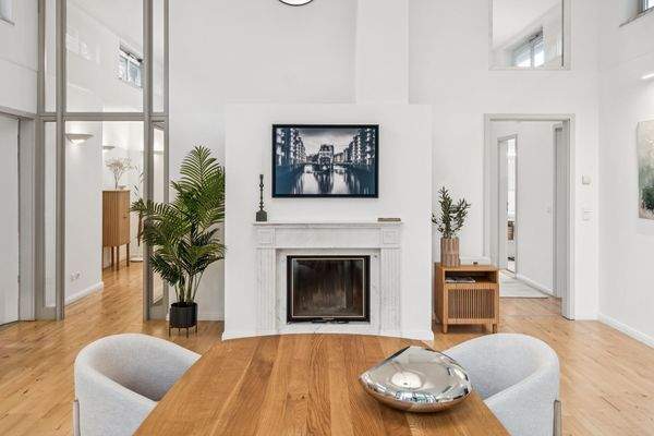 Der Kamin sorgt für eine warme, wohnliche Atmosphäre