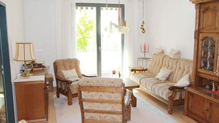 Wohnzimmer mit Zugang zum Balkon