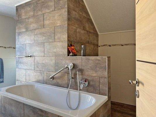 Bad mit Dusche und Wanne