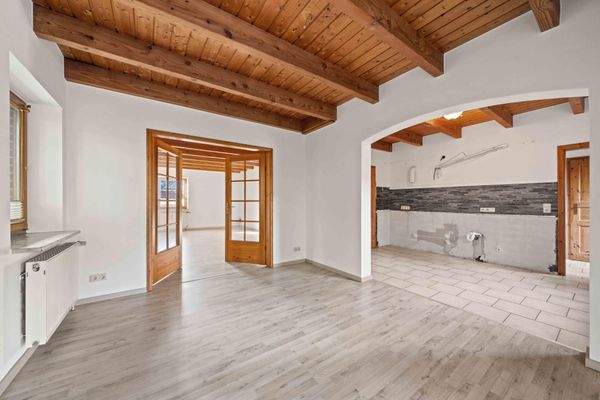 Esszimmer mit angrenzender Küche