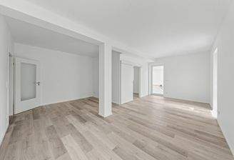 Wohnzimmer Blick auf Balkon & Küche Blick nach Osten