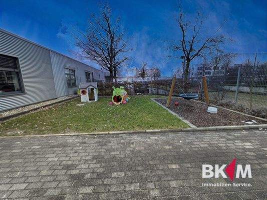 Garten vor dem Bürogebäude