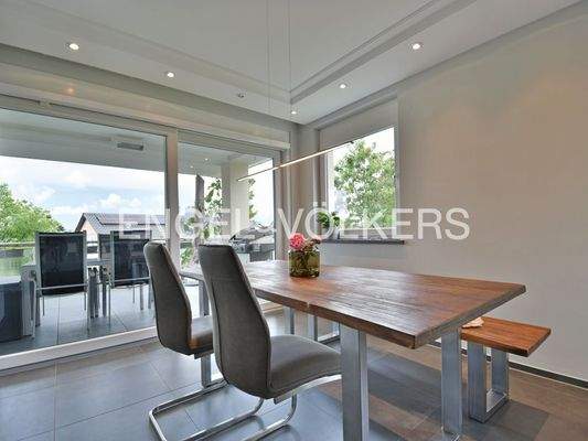 EG: Esszimmer mit Zugang zum Balkon mit Sitzgelegenheit/Grillecke