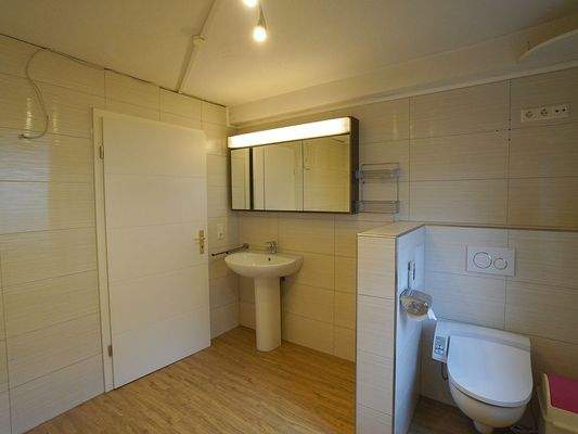 mit Dusche , Wanne und WC