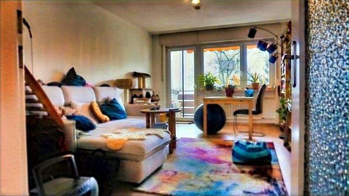 Das Wohnzimmer mit Blick zum Balkon