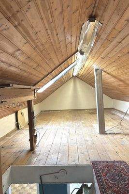 ausgebaute Bühne / Hobbyraum links
