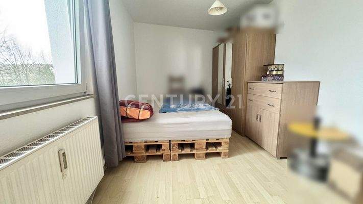 freundlicher Schlafbereich mit Tageslicht