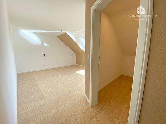 Schlafzimmer mit begehbarem Kleiderschrank 