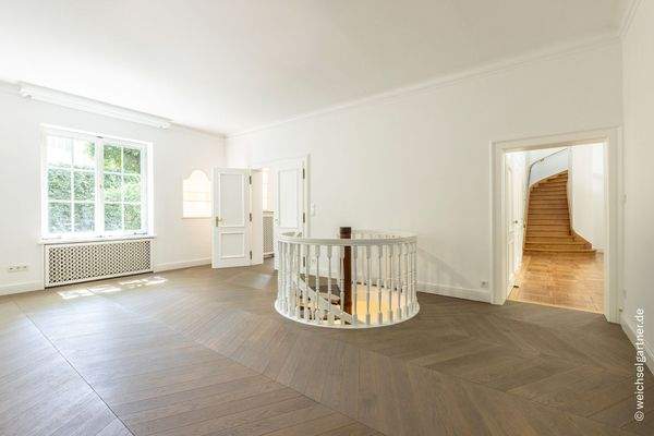 Büro mit Abgang in das UG