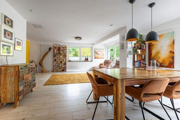 Großzügiger Wohn- und Essbereich mit modernem Design 