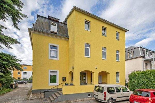 Blick zum Haus und PKW-Stellplätze