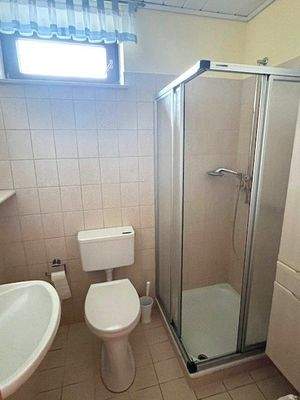 Gäste-WC mit Dusche im EG