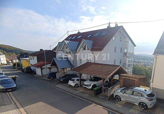 Die Seitenansicht des Mehrfamilienhauses